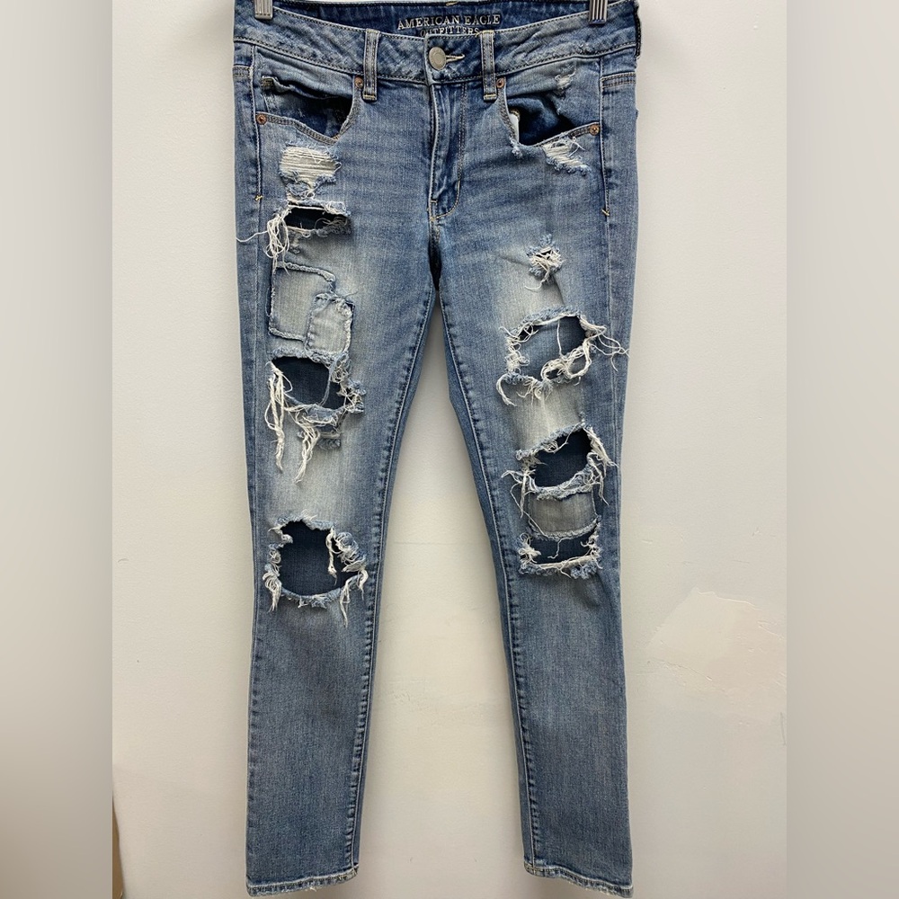 4 for $25 💙 American Eagle Distressed Skinny Jeans (Size 6) 💙